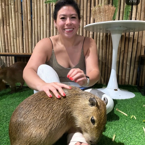 Meet your Posher, Danielle - Picture 2 of 4